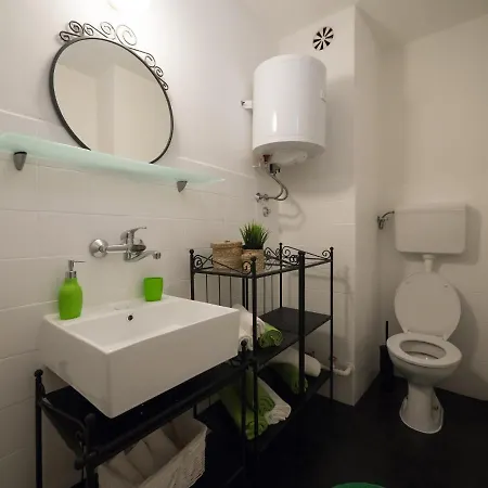 Gin Apartment *