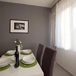 Gin דירה *